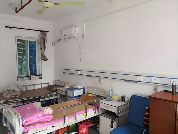 53岁朱茵住山里开破车？